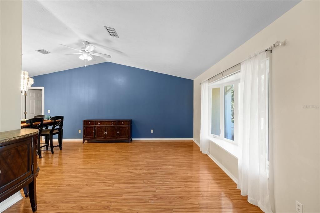 Под контрактом: $360,000 (3 спален, 3 ванн, 1832 Квадратных фут)