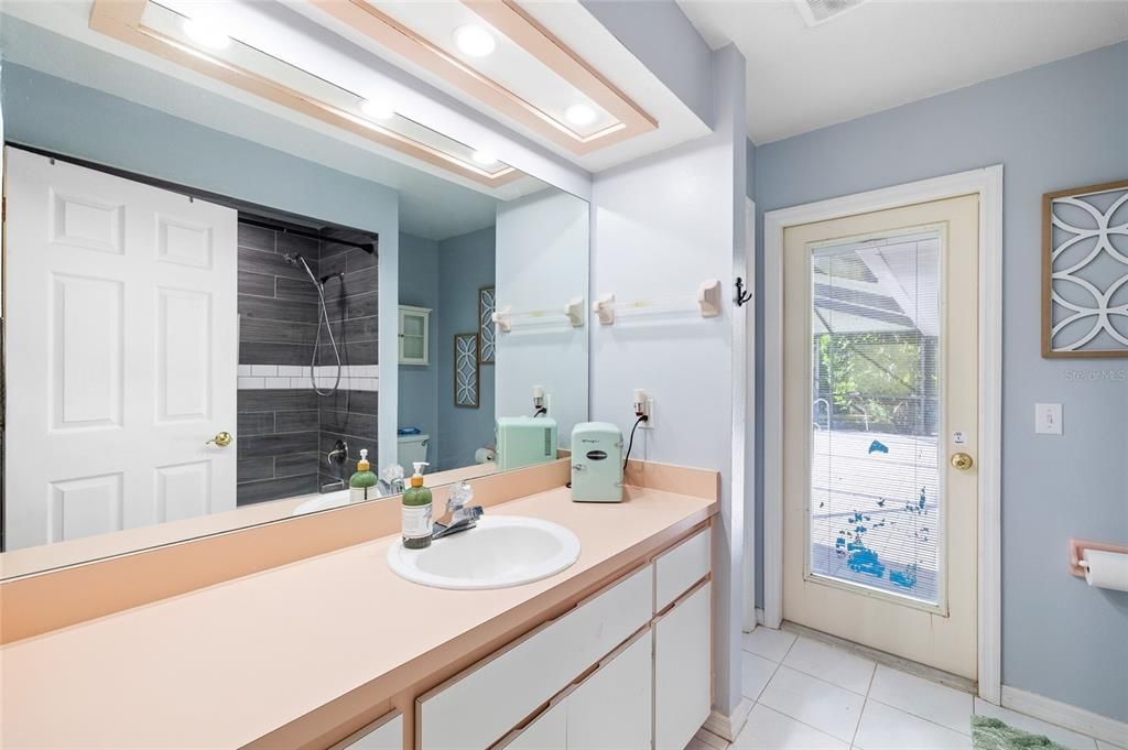 Под контрактом: $360,000 (3 спален, 3 ванн, 1832 Квадратных фут)