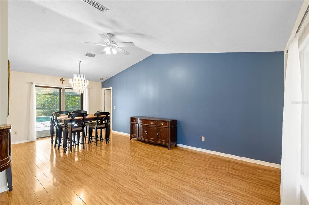 Под контрактом: $360,000 (3 спален, 3 ванн, 1832 Квадратных фут)