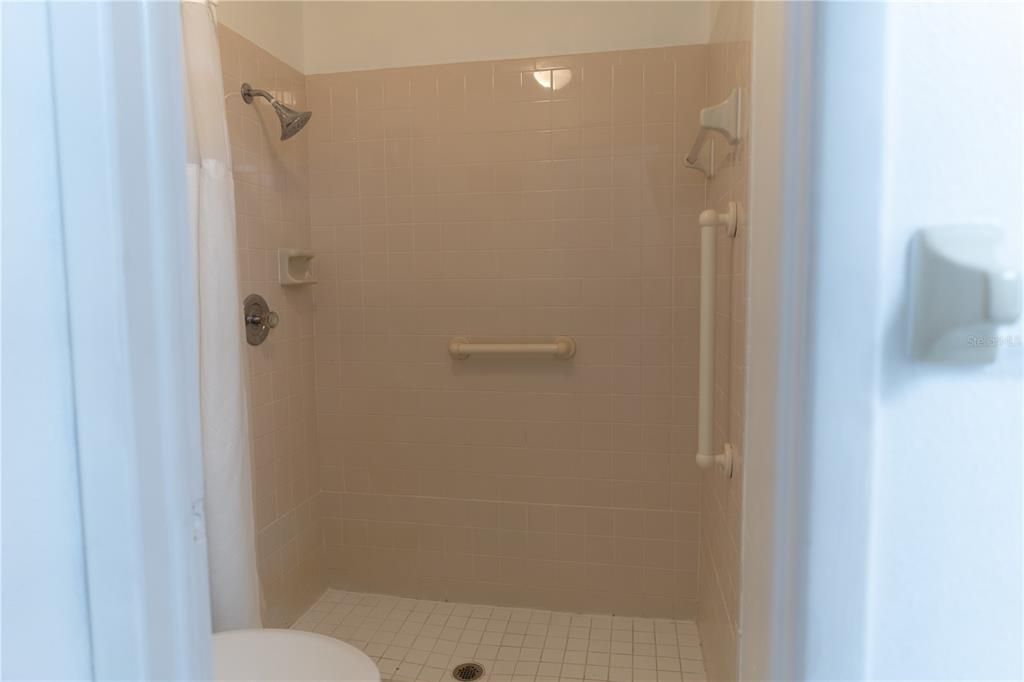 待售: $180,000 (2 贝兹, 2 浴室, 964 平方英尺)