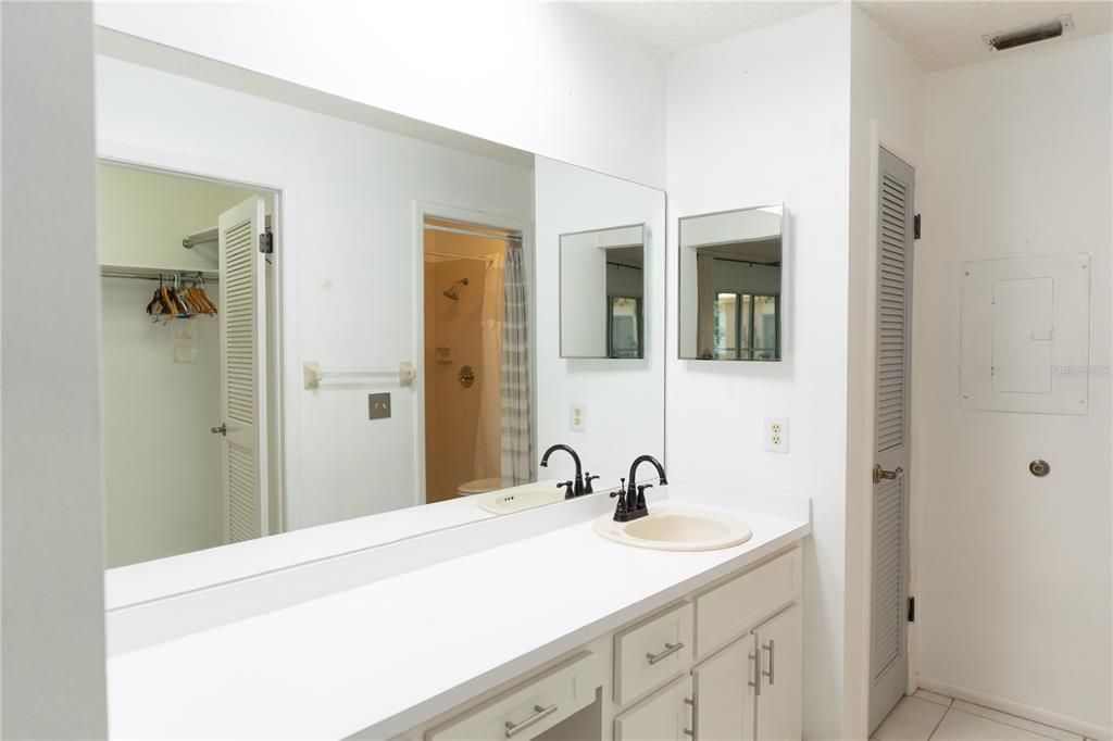 待售: $180,000 (2 贝兹, 2 浴室, 964 平方英尺)