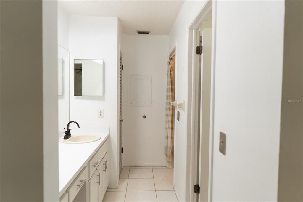 待售: $180,000 (2 贝兹, 2 浴室, 964 平方英尺)