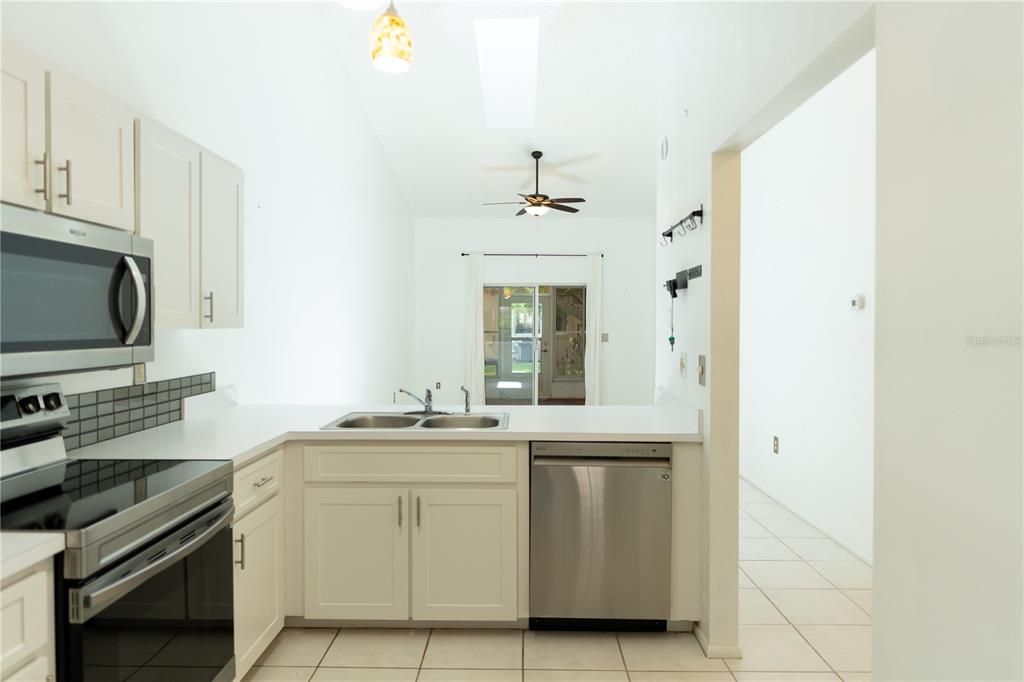 待售: $180,000 (2 贝兹, 2 浴室, 964 平方英尺)