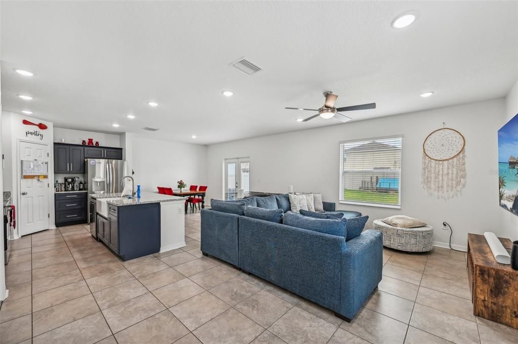 На продажу: $344,900 (4 спален, 2 ванн, 1926 Квадратных фут)