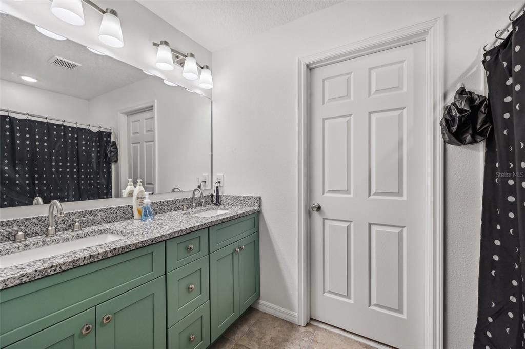 На продажу: $344,900 (4 спален, 2 ванн, 1926 Квадратных фут)