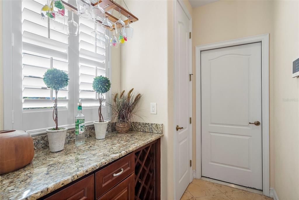 合同活跃: $799,000 (3 贝兹, 2 浴室, 2707 平方英尺)