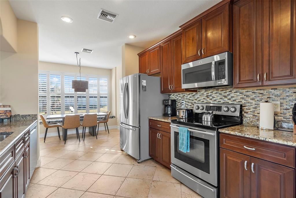 合同活跃: $799,000 (3 贝兹, 2 浴室, 2707 平方英尺)