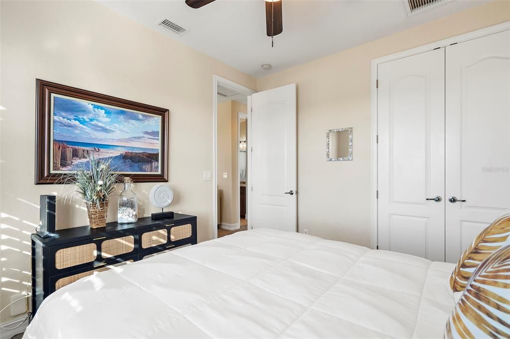 合同活跃: $799,000 (3 贝兹, 2 浴室, 2707 平方英尺)