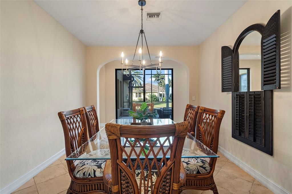 合同活跃: $799,000 (3 贝兹, 2 浴室, 2707 平方英尺)