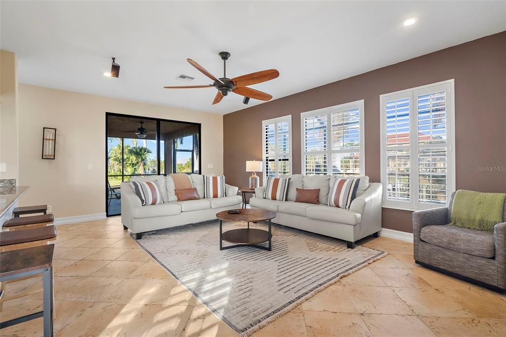 合同活跃: $799,000 (3 贝兹, 2 浴室, 2707 平方英尺)