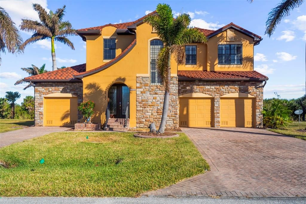 合同活跃: $799,000 (3 贝兹, 2 浴室, 2707 平方英尺)