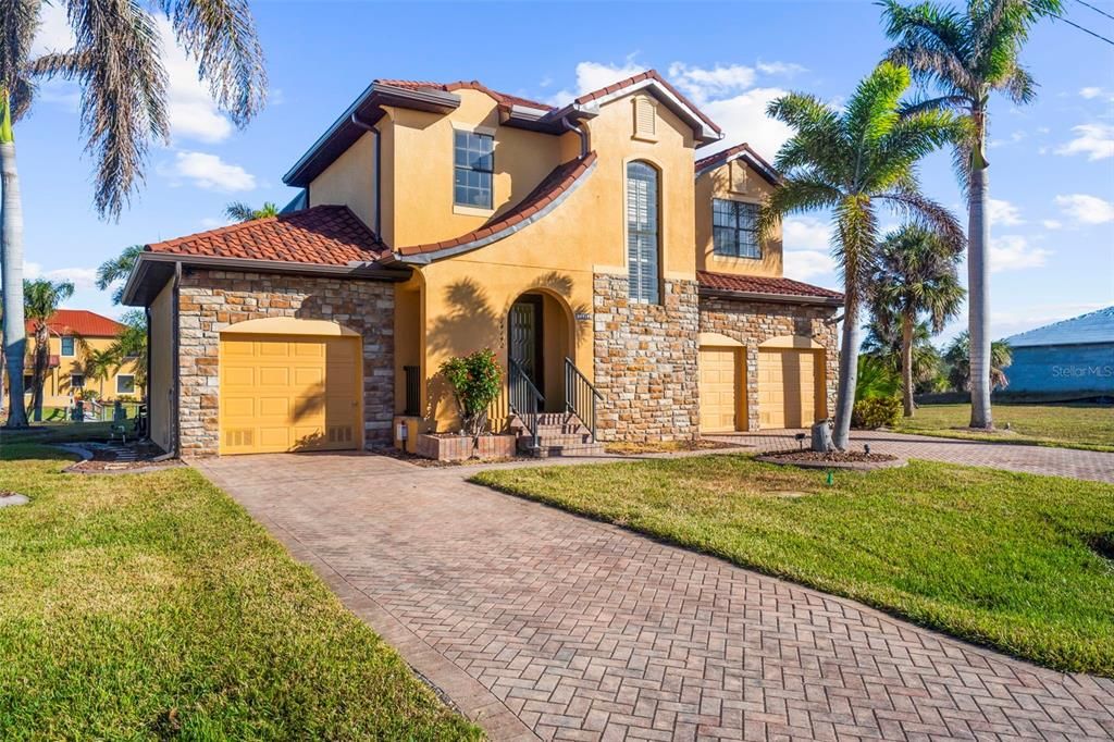 合同活跃: $799,000 (3 贝兹, 2 浴室, 2707 平方英尺)