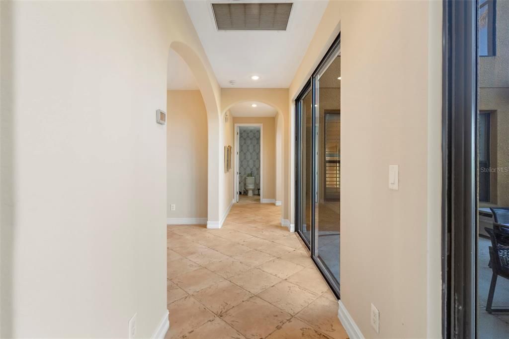 合同活跃: $799,000 (3 贝兹, 2 浴室, 2707 平方英尺)