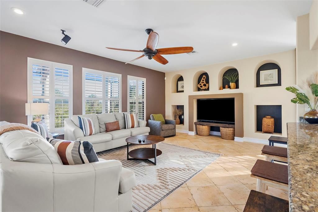 合同活跃: $799,000 (3 贝兹, 2 浴室, 2707 平方英尺)