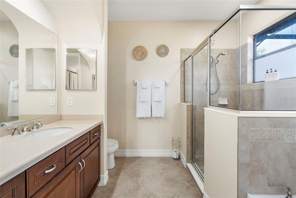 合同活跃: $799,000 (3 贝兹, 2 浴室, 2707 平方英尺)