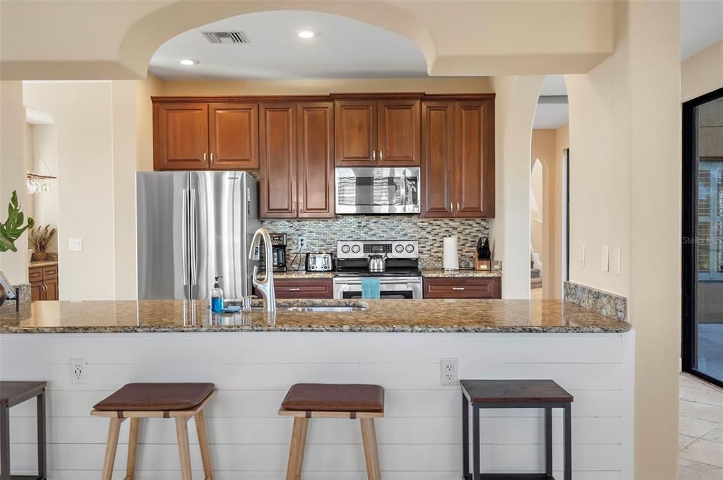 合同活跃: $799,000 (3 贝兹, 2 浴室, 2707 平方英尺)