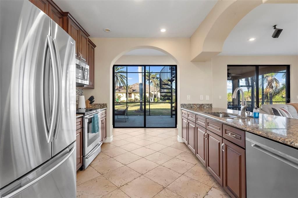 合同活跃: $799,000 (3 贝兹, 2 浴室, 2707 平方英尺)