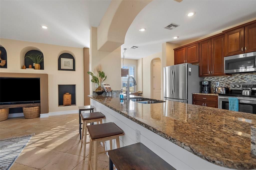 合同活跃: $799,000 (3 贝兹, 2 浴室, 2707 平方英尺)