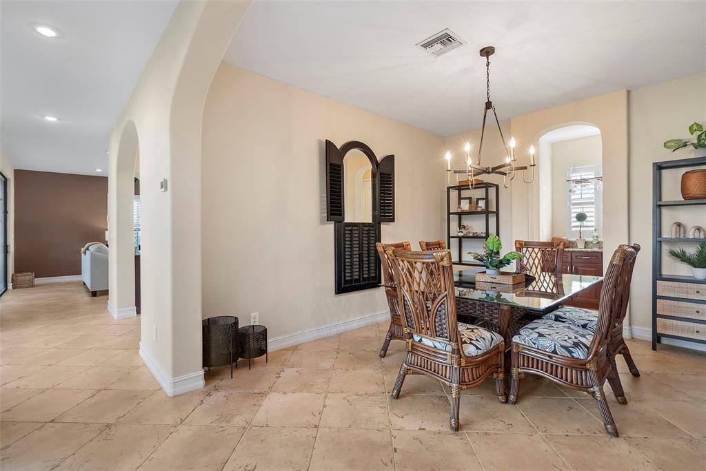 合同活跃: $799,000 (3 贝兹, 2 浴室, 2707 平方英尺)