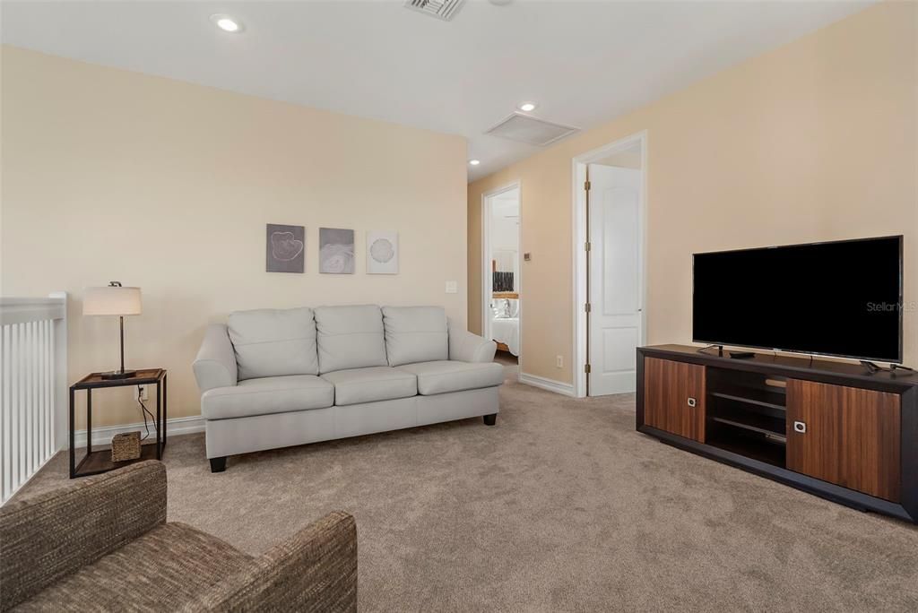 合同活跃: $799,000 (3 贝兹, 2 浴室, 2707 平方英尺)