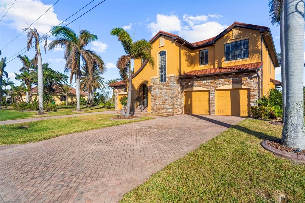 合同活跃: $799,000 (3 贝兹, 2 浴室, 2707 平方英尺)