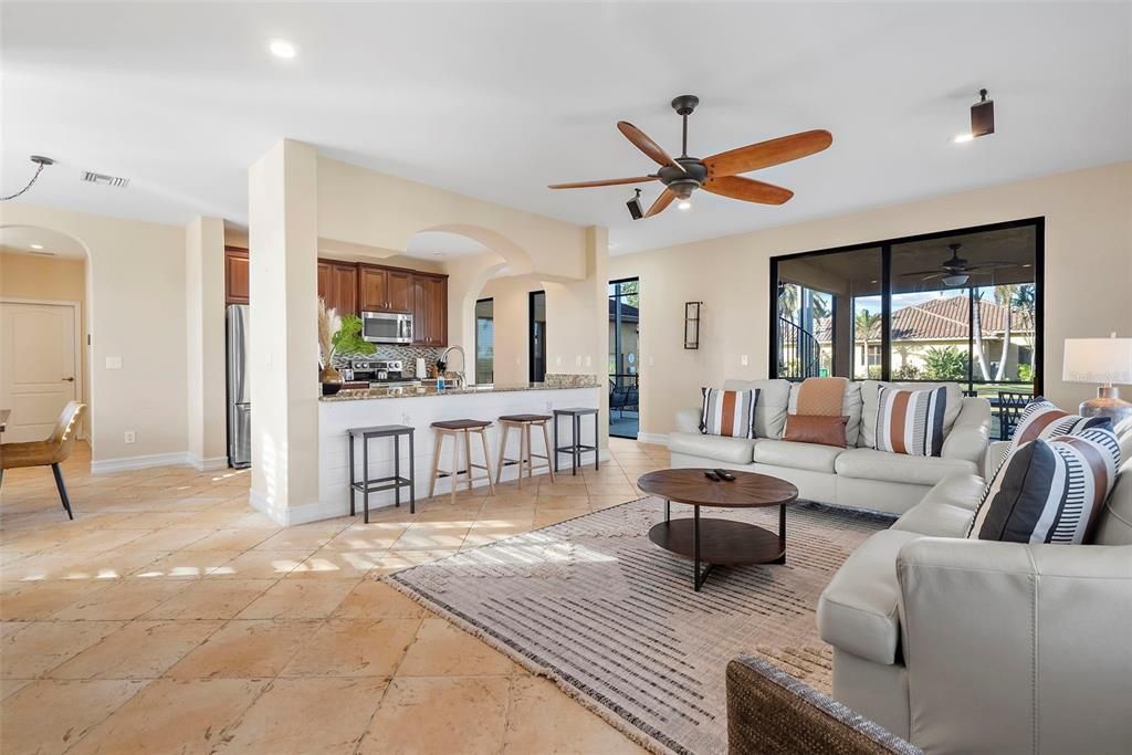 合同活跃: $799,000 (3 贝兹, 2 浴室, 2707 平方英尺)