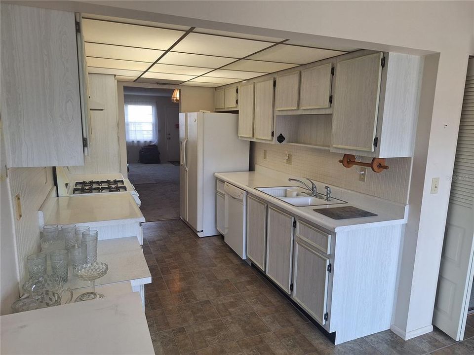 For Sale: $129,900 (2 beds, 2 baths, 1135 Square Feet)