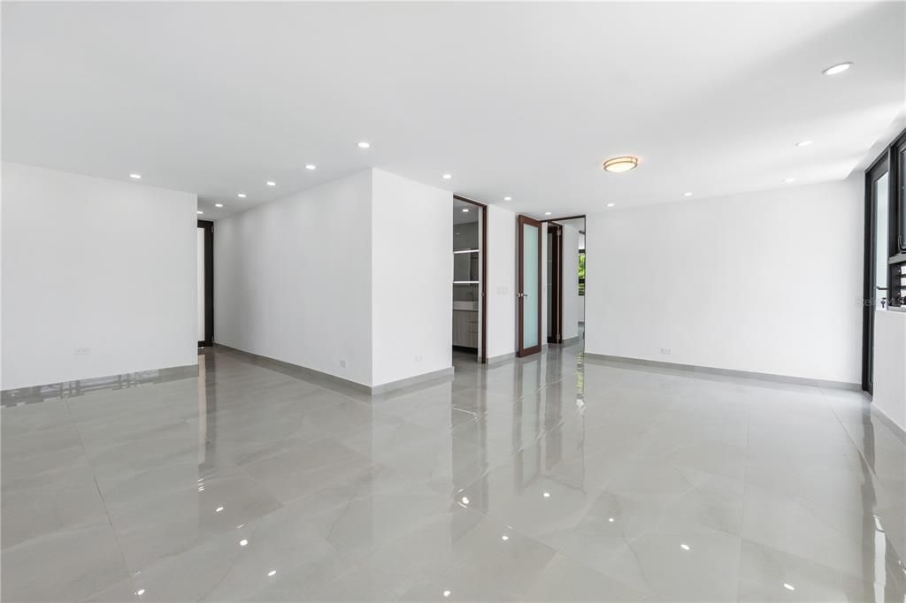 Под контрактом: $955,000 (3 спален, 3 ванн, 2360 Квадратных фут)