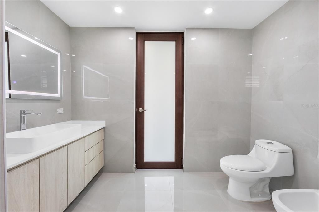 Под контрактом: $955,000 (3 спален, 3 ванн, 2360 Квадратных фут)