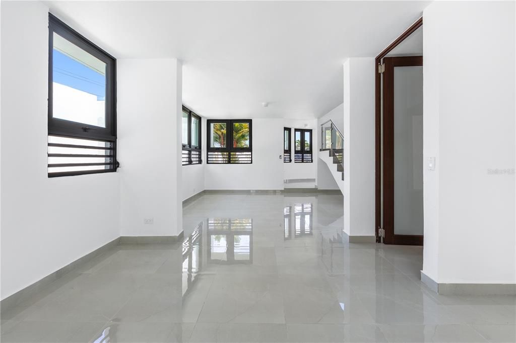 Под контрактом: $955,000 (3 спален, 3 ванн, 2360 Квадратных фут)