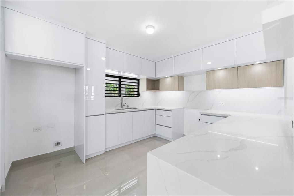 Под контрактом: $955,000 (3 спален, 3 ванн, 2360 Квадратных фут)