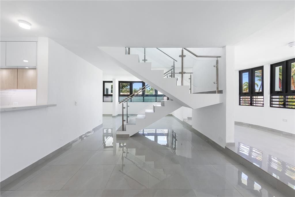 Под контрактом: $955,000 (3 спален, 3 ванн, 2360 Квадратных фут)