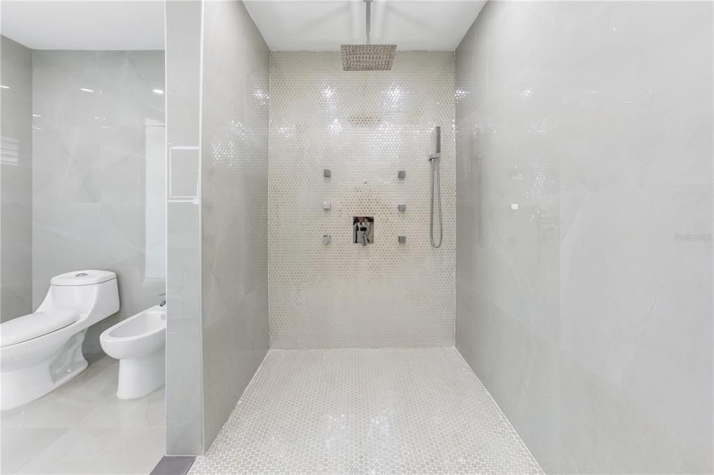 Под контрактом: $955,000 (3 спален, 3 ванн, 2360 Квадратных фут)