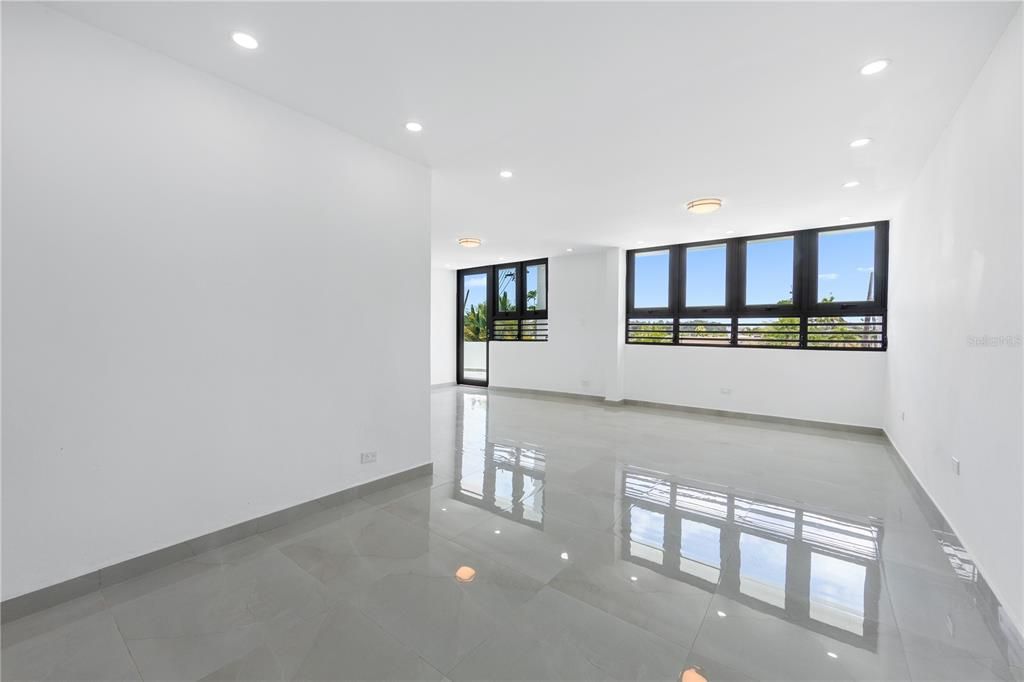 Под контрактом: $955,000 (3 спален, 3 ванн, 2360 Квадратных фут)