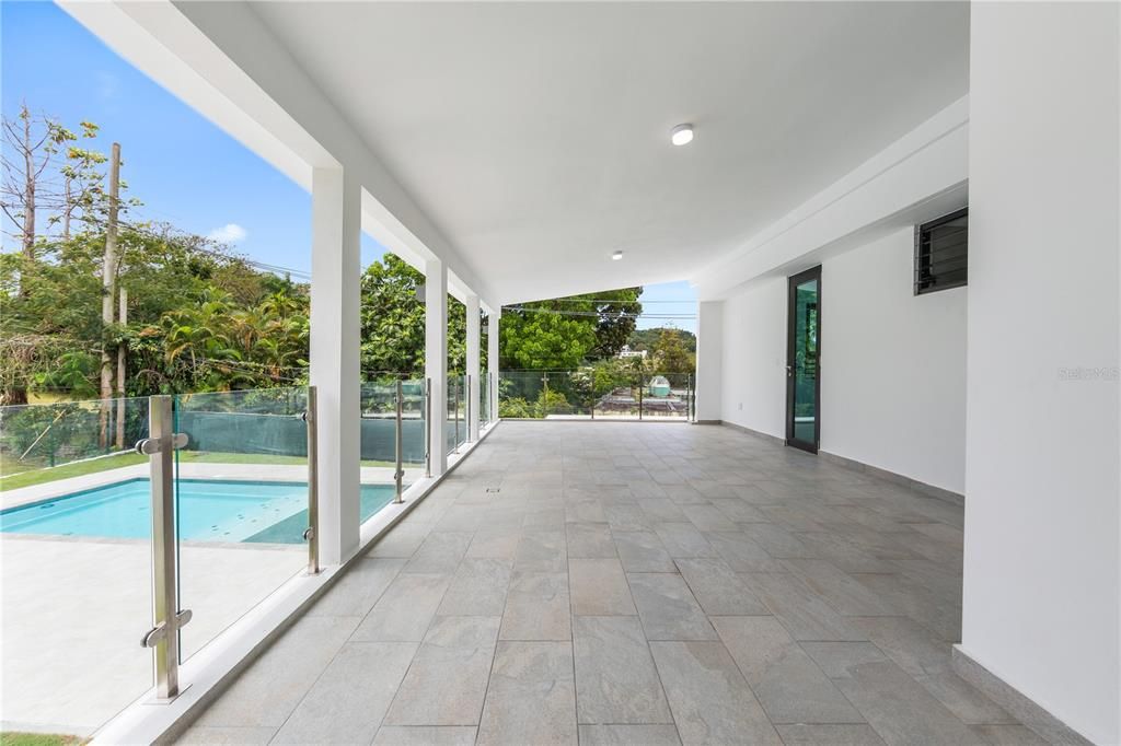 Под контрактом: $955,000 (3 спален, 3 ванн, 2360 Квадратных фут)