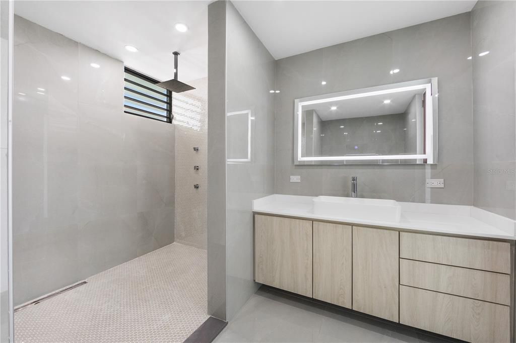 Под контрактом: $955,000 (3 спален, 3 ванн, 2360 Квадратных фут)