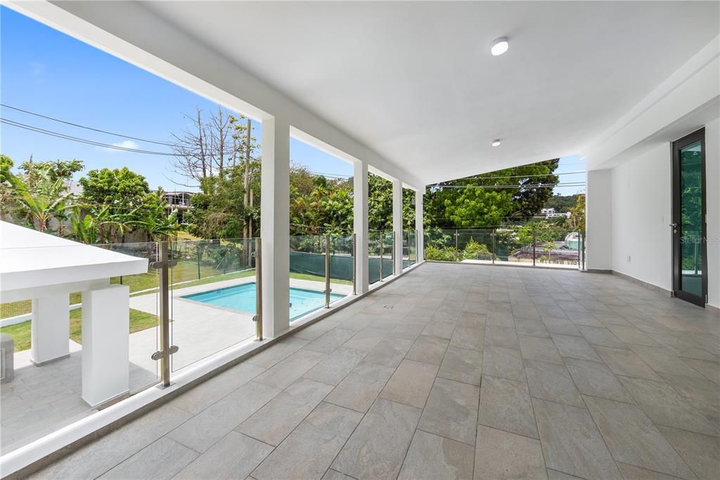 Под контрактом: $955,000 (3 спален, 3 ванн, 2360 Квадратных фут)