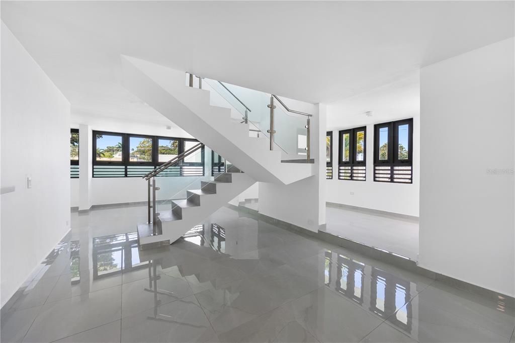 Под контрактом: $955,000 (3 спален, 3 ванн, 2360 Квадратных фут)