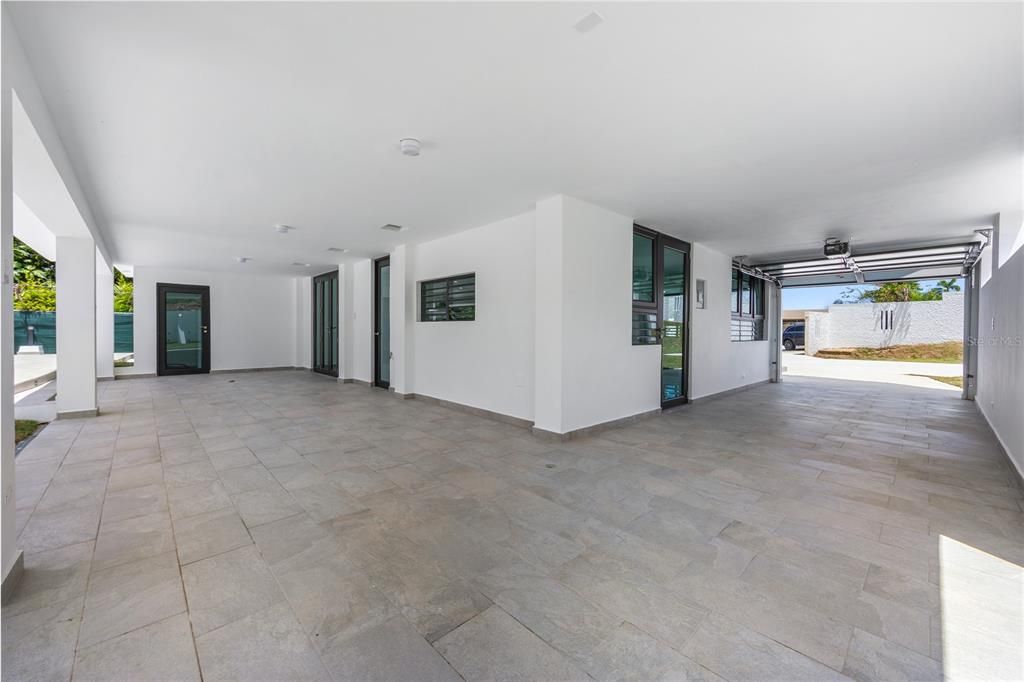 Под контрактом: $955,000 (3 спален, 3 ванн, 2360 Квадратных фут)