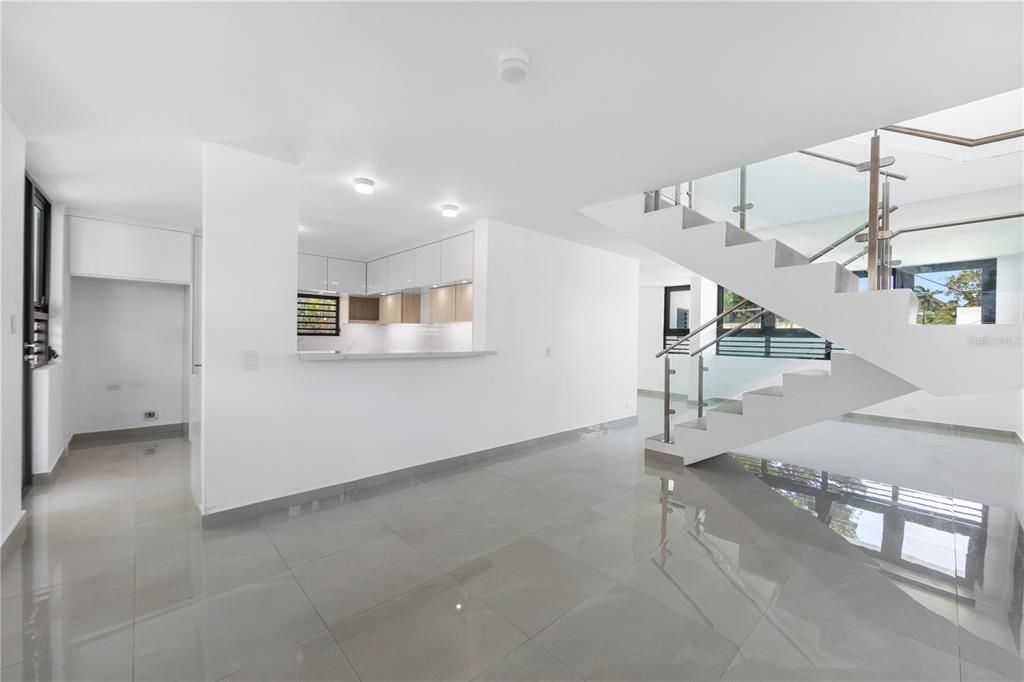 Под контрактом: $955,000 (3 спален, 3 ванн, 2360 Квадратных фут)