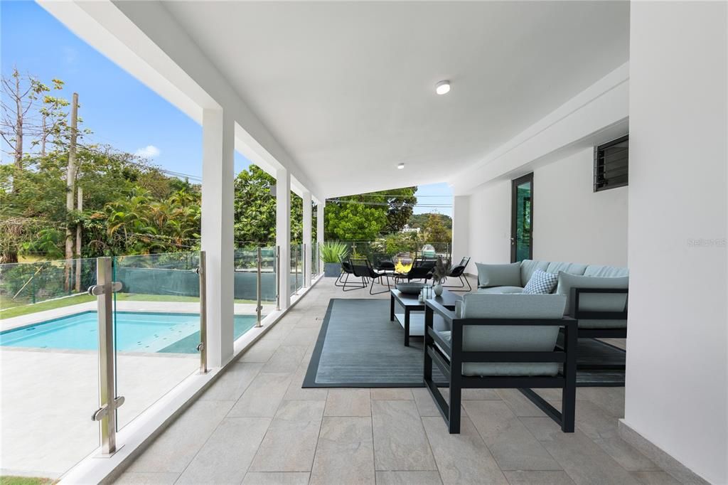 Под контрактом: $955,000 (3 спален, 3 ванн, 2360 Квадратных фут)