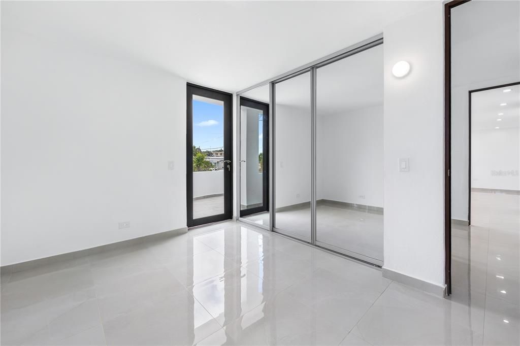 Под контрактом: $955,000 (3 спален, 3 ванн, 2360 Квадратных фут)