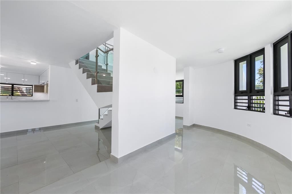 Под контрактом: $955,000 (3 спален, 3 ванн, 2360 Квадратных фут)