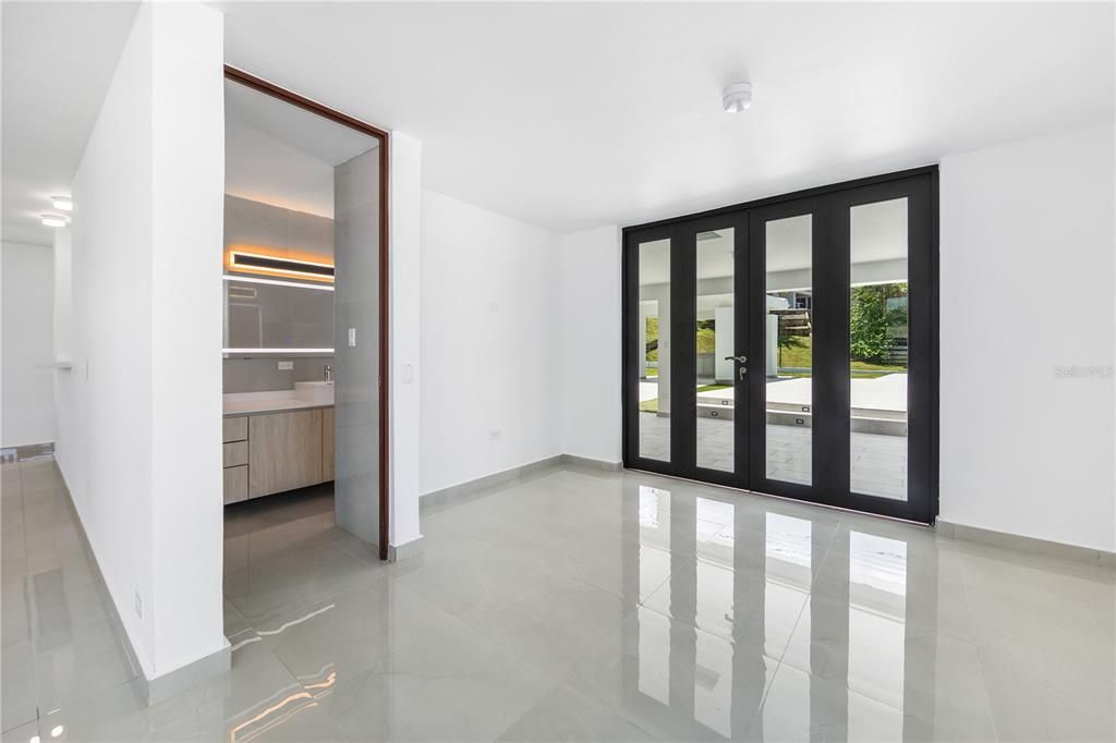 Под контрактом: $955,000 (3 спален, 3 ванн, 2360 Квадратных фут)