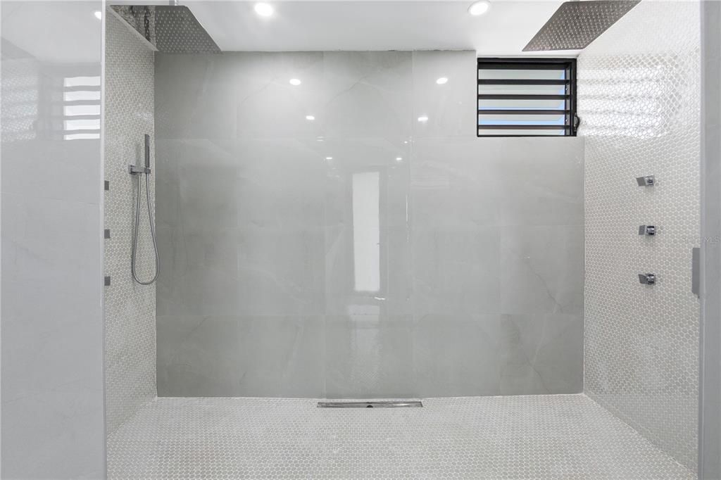 Под контрактом: $955,000 (3 спален, 3 ванн, 2360 Квадратных фут)