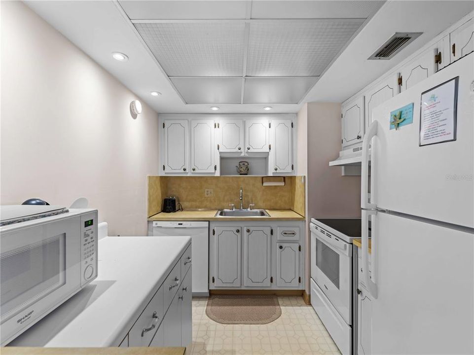 For Sale: $124,900 (1 beds, 1 baths, 780 Square Feet)