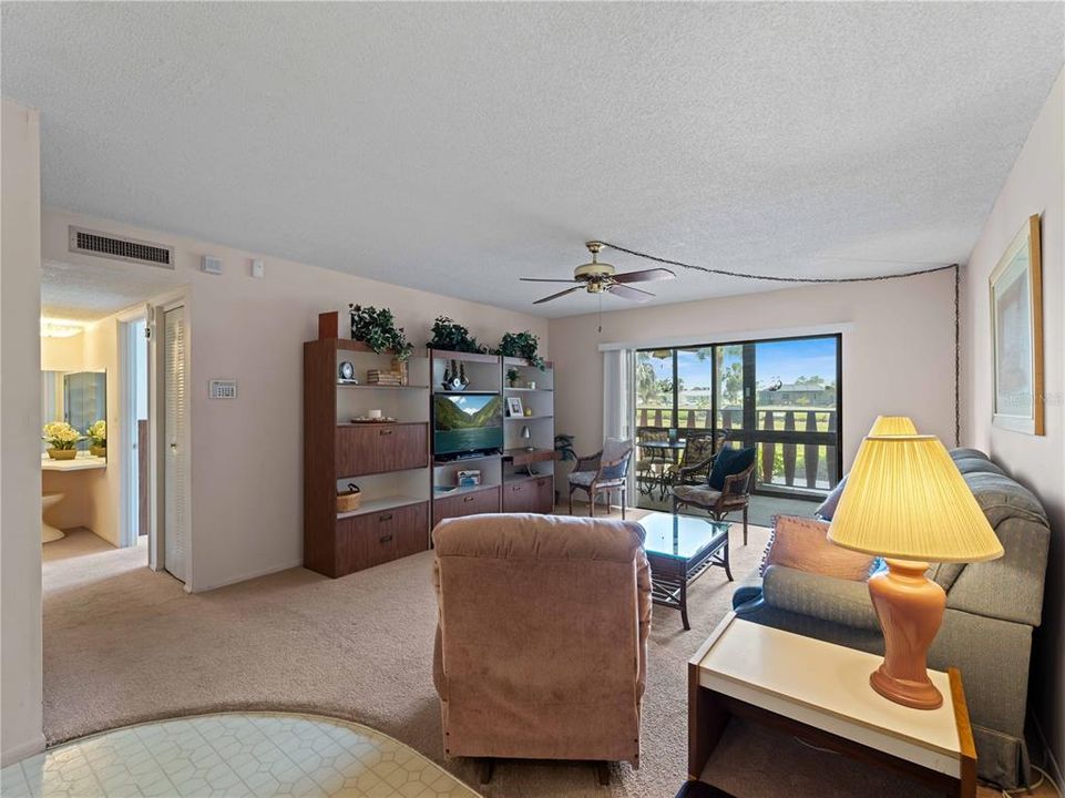 For Sale: $124,900 (1 beds, 1 baths, 780 Square Feet)