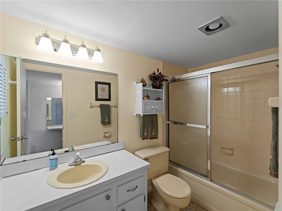 For Sale: $124,900 (1 beds, 1 baths, 780 Square Feet)