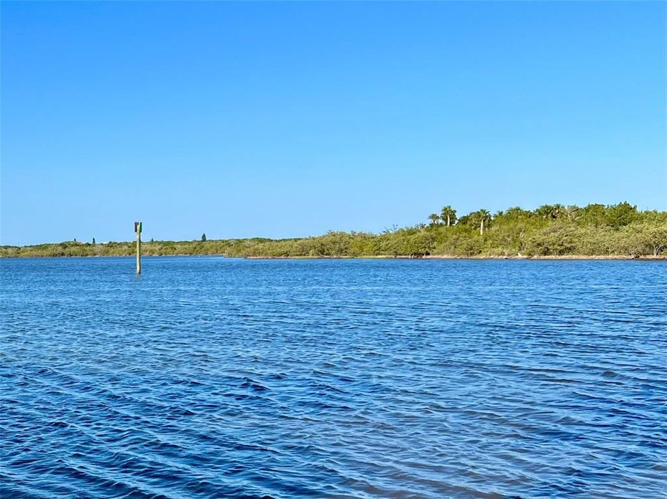 На продажу: $425,000 (0.15 acres)