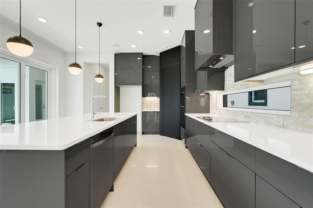 待售: $900,000 (4 贝兹, 3 浴室, 2700 平方英尺)